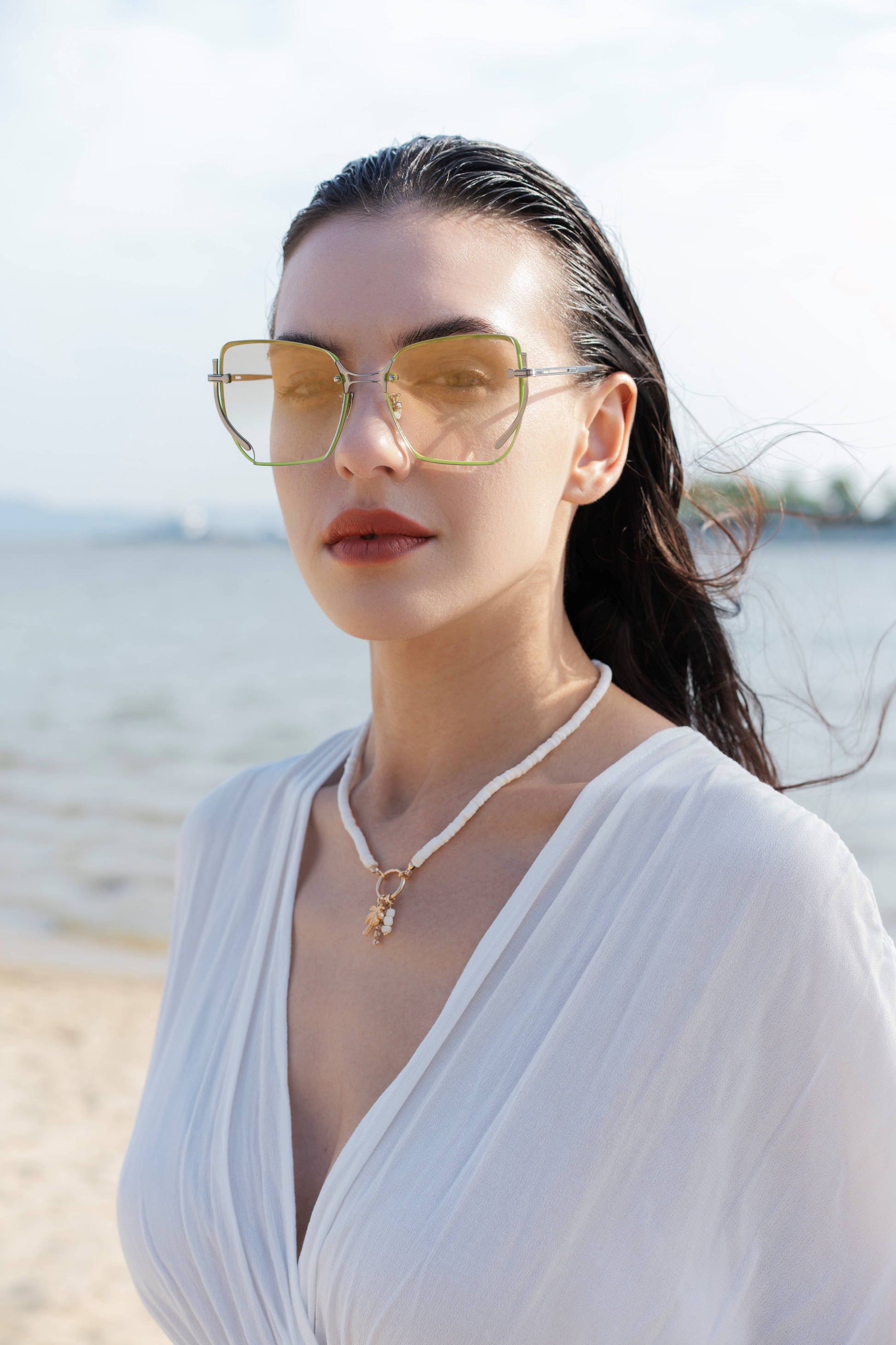 woman wearing μορφώ  square sunglasses light tinted gradient lens