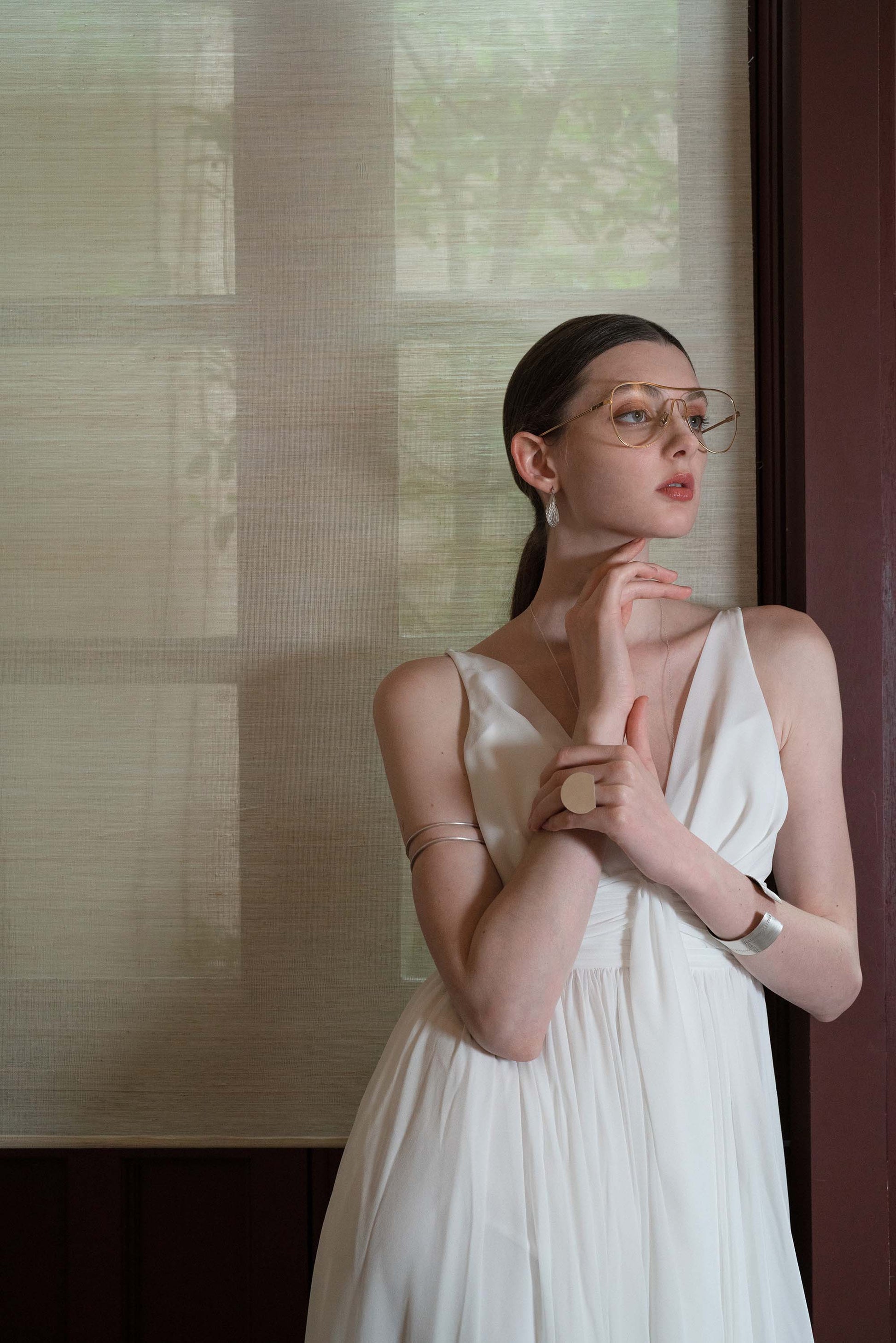 A model wears AIKTON oversized eyeglasses.