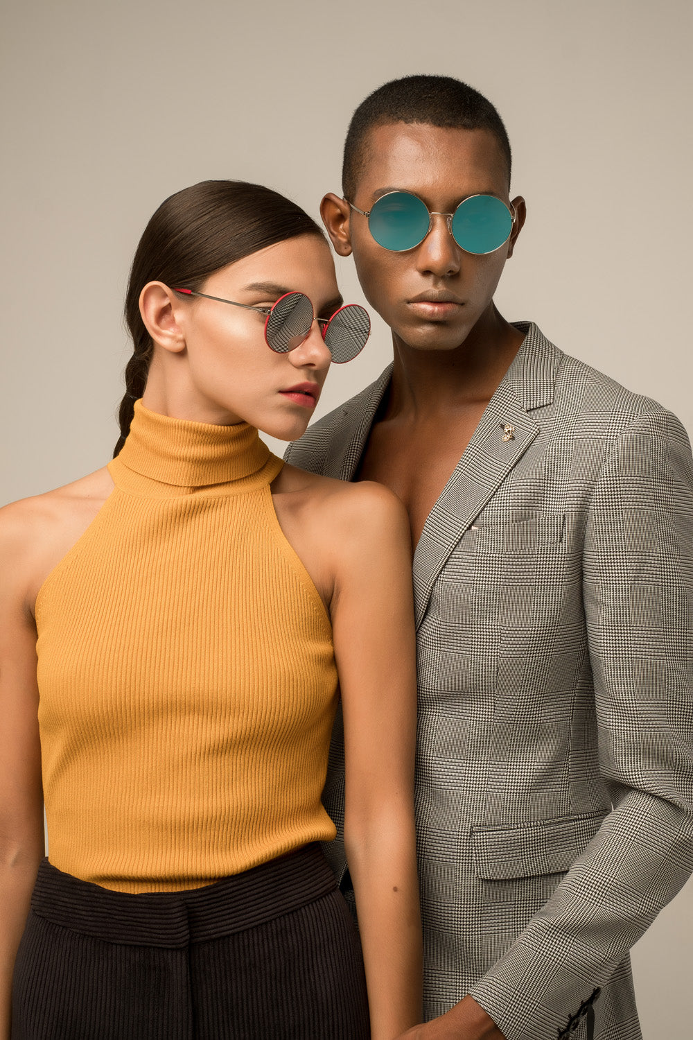 Model in MYTH Greece CIR ZERO Round Sunglasses, 70s retro round sunglasses