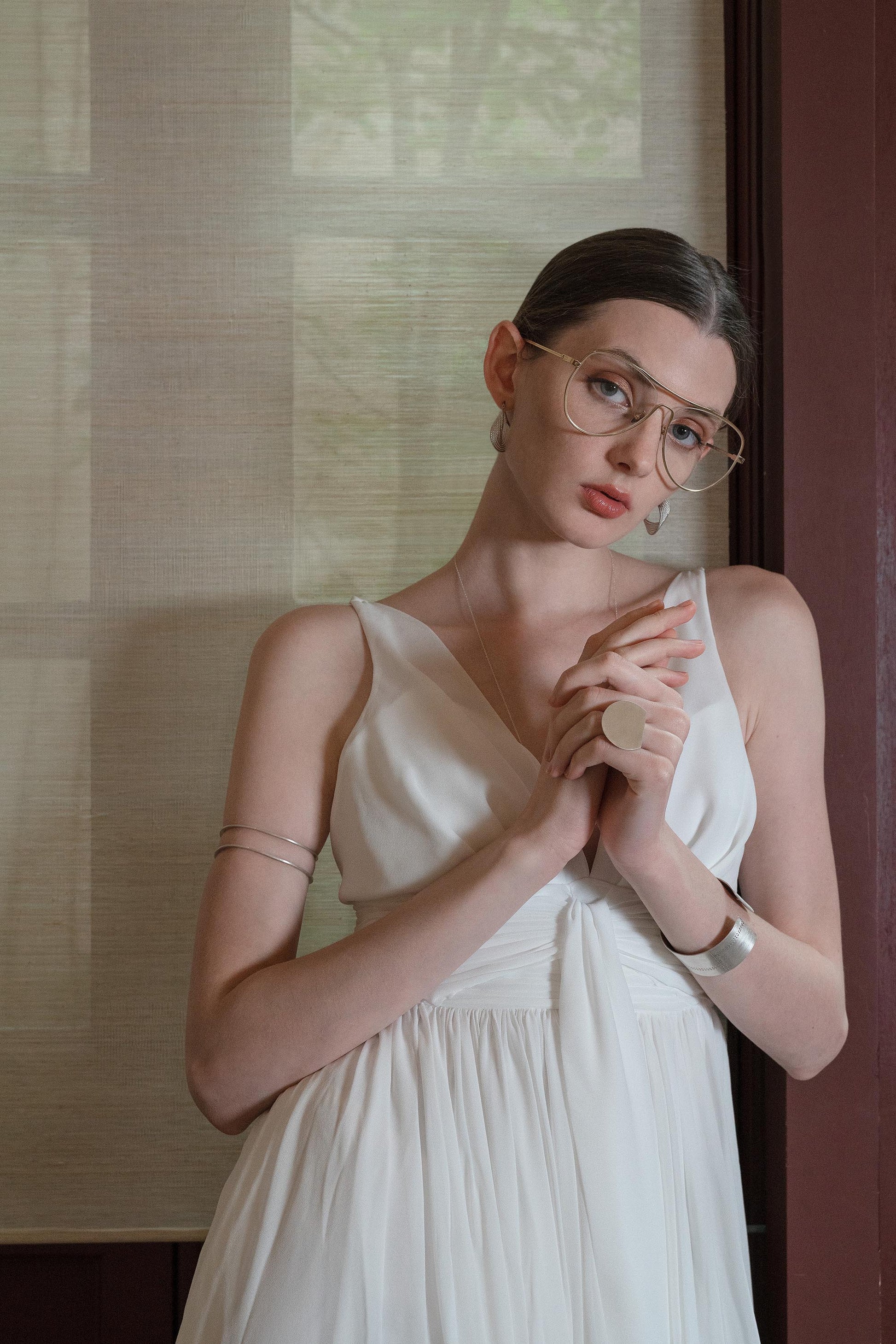 A model wears AIKTON oversized eyeglasses. 