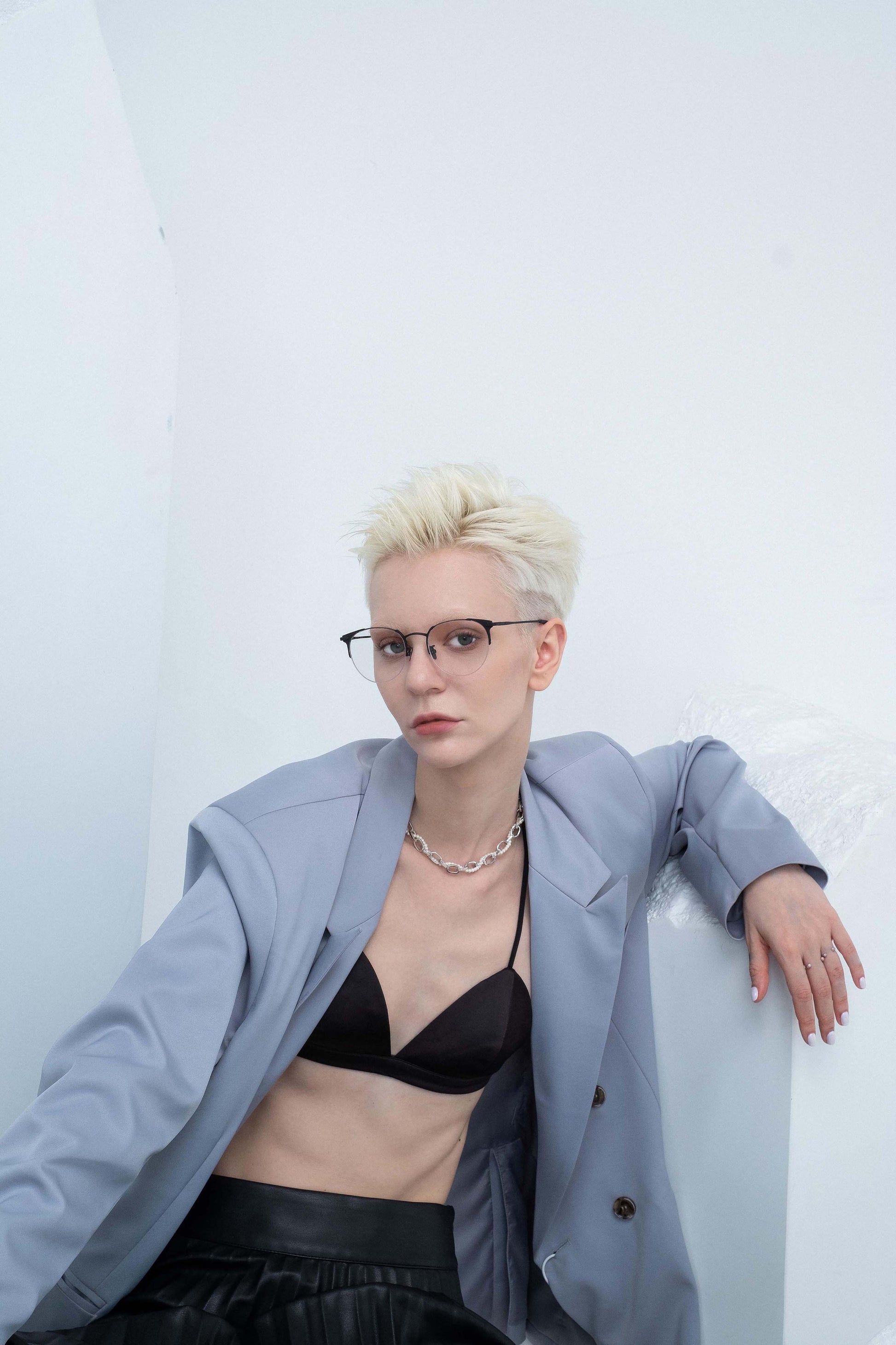 A model wear MYTH MANTRA browline eyeglasses